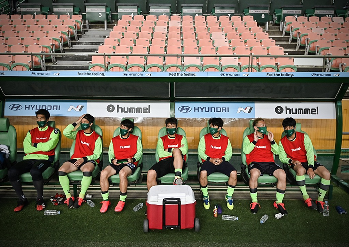 Bóng đá Hàn Quốc trở lại: Cầu thủ dự bị đeo khẩu trang, sân bóng không khán giả - 5