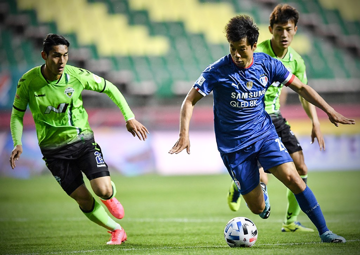 Bóng đá Hàn Quốc trở lại: Cầu thủ dự bị đeo khẩu trang, sân bóng không khán giả - 4