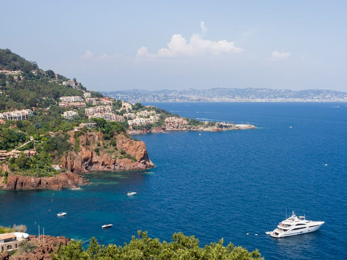 Bên trong khu nhà giàu, có trung tâm xét nghiệm COVID-19 riêng của tỷ phú Pháp - 3