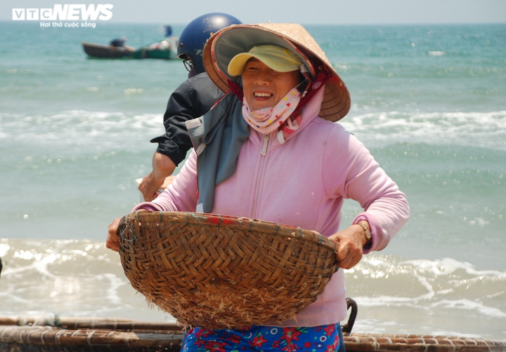 Bất ngờ trúng đậm ruốc đỏ cuối mùa, ngư dân Quảng Nam bỏ túi bạc triệu mỗi ngày - 9