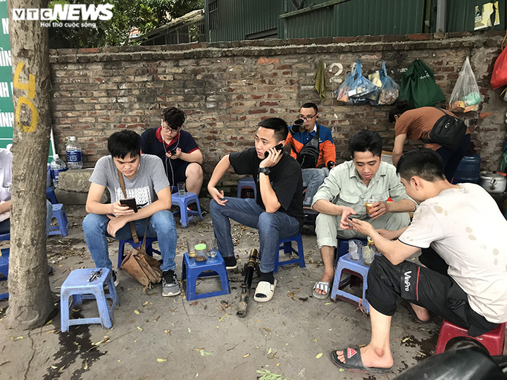 Quán bia, trà đá bắt đầu đông khách, kỳ vọng 'hốt bạc' - 2