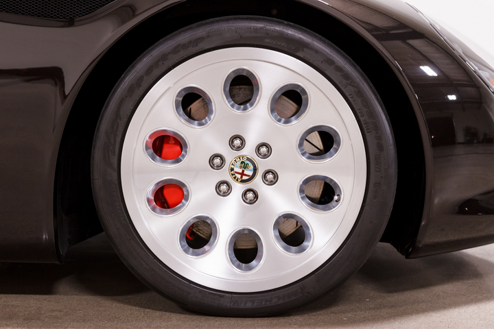 Rao bán Alfa Romeo Zagato TZ3 Stradale, một trong những xe hiếm nhất hành tinh - 12