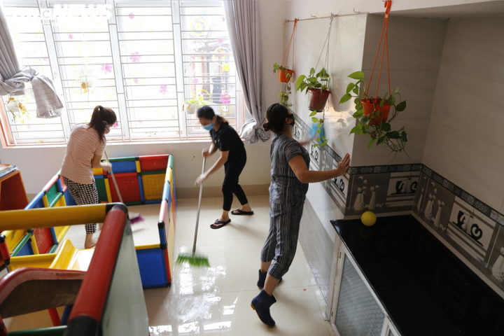 Trường mầm non luộc bát, khử khuẩn đồ chơi, chuẩn bị đón học sinh - 3