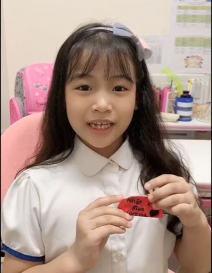 Học sinh tiểu học reo hò vui mừng trước ngày quay trở lại trường - 2