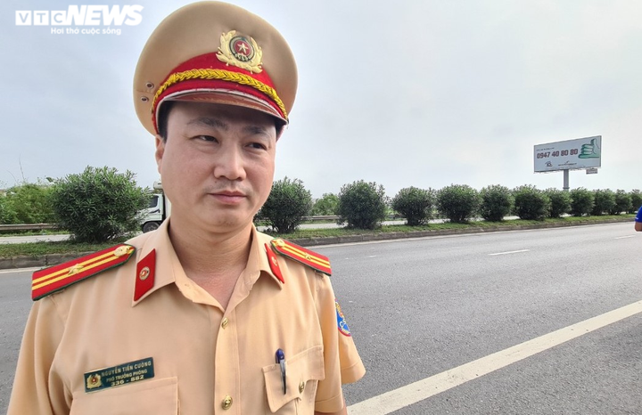 CSGT Bắc Ninh xử phạt hàng loạt ô tô đón, trả khách giữa đường - 2