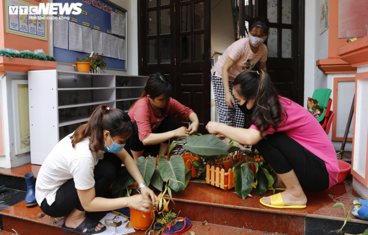 Trường mầm non luộc bát, khử khuẩn đồ chơi, chuẩn bị đón học sinh - 5