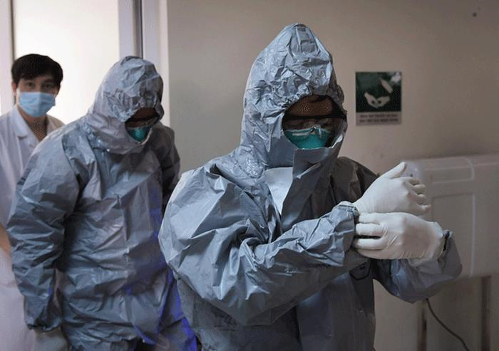 Phi công Anh mắc COVID-19: Điều trị bằng thuốc hiếm, chuẩn bị được ghép phổi - 1