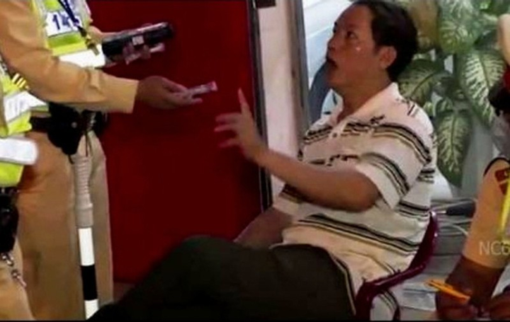 Tạm dừng công việc của cán bộ thuế uống rượu lái xe còn thách thức công an - 1