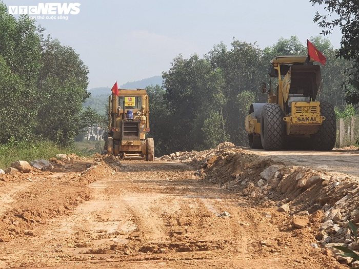 Đường tiền tỷ chưa dùng bị san lấp để 'cõng' xe chở đất cao tốc Cam Lộ - La Sơn - 1