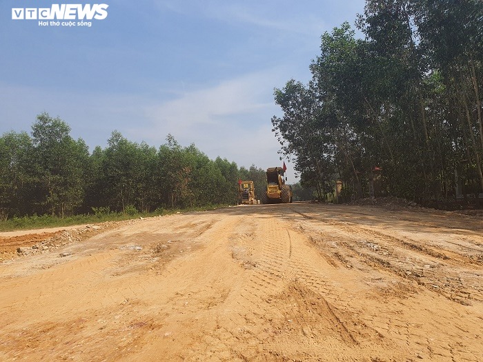 Đường tiền tỷ chưa dùng bị san lấp để 'cõng' xe chở đất cao tốc Cam Lộ - La Sơn - 3