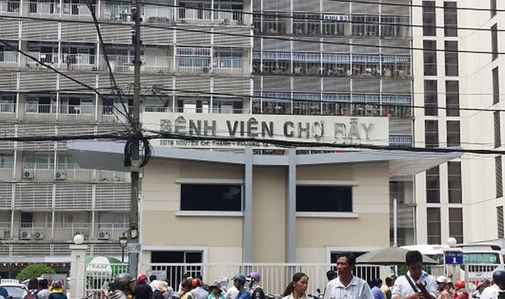 Xem xét chuyển phi công người Anh sang Bệnh viện Chợ Rẫy chờ ghép phổi - 1