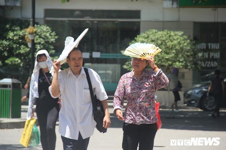 Nắng nóng gay gắt bao trùm cả nước ngày cuối tuần - 1