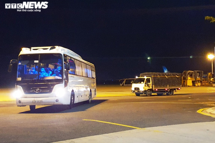 Cận cảnh Đà Nẵng cách ly 272 người trở về từ Malaysia trong đêm - 5