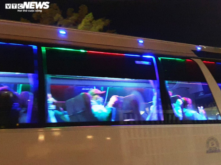 Cận cảnh Đà Nẵng cách ly 272 người trở về từ Malaysia trong đêm - 6