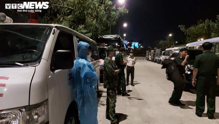Cận cảnh Đà Nẵng cách ly 272 người trở về từ Malaysia trong đêm - 2