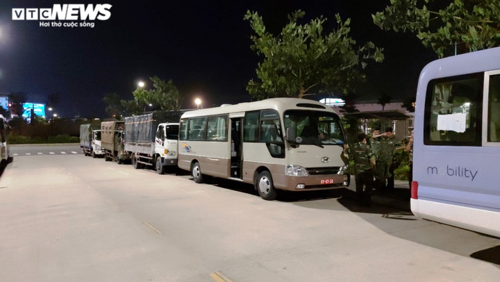 Cận cảnh Đà Nẵng cách ly 272 người trở về từ Malaysia trong đêm - 3