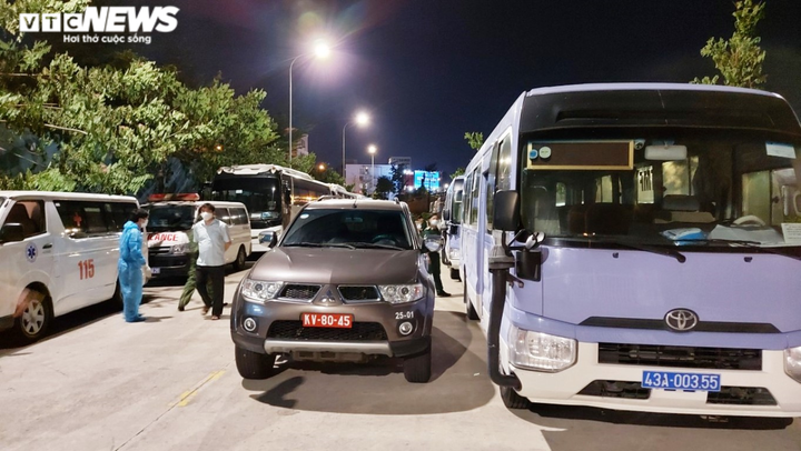 Cận cảnh Đà Nẵng cách ly 272 người trở về từ Malaysia trong đêm - 1