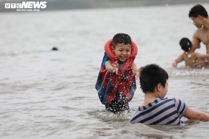 Bất chấp biển cấm, bãi cát ven sông Hồng vẫn đông người tới tắm - 6