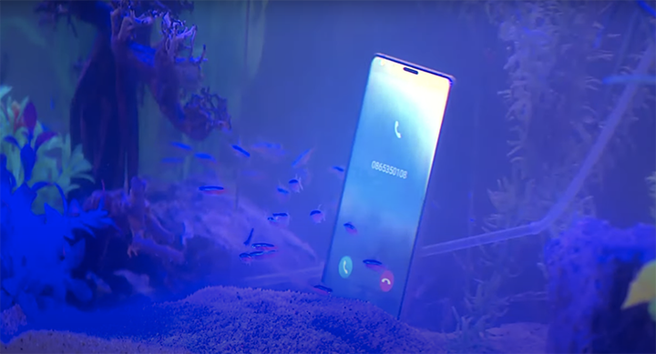 Bphone B86 của BKAV chịu được áp lực nước ở độ sâu 2m - 2