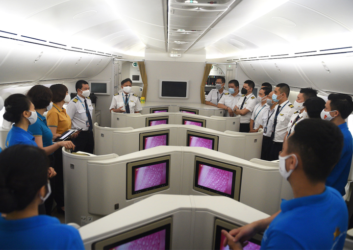 Chuyến bay 33 giờ đón người Việt ở Mỹ hồi hương - 1