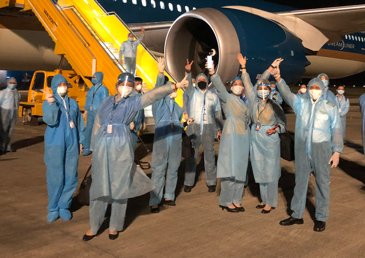 Chuyến bay 33 giờ đón người Việt ở Mỹ hồi hương - 4