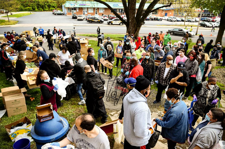 Mỹ: Dòng người xếp hàng chờ ngân hàng thực phẩm phát đồ ăn giữa dịch COVID-19 - 6