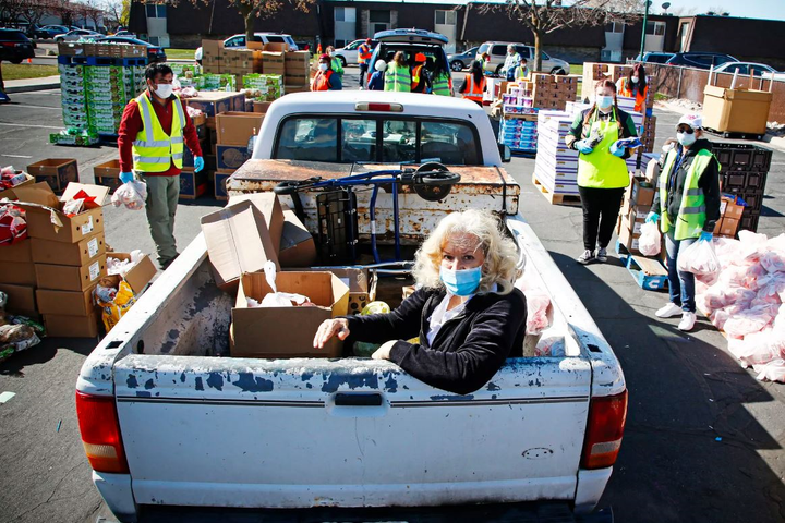 Mỹ: Dòng người xếp hàng chờ ngân hàng thực phẩm phát đồ ăn giữa dịch COVID-19 - 5