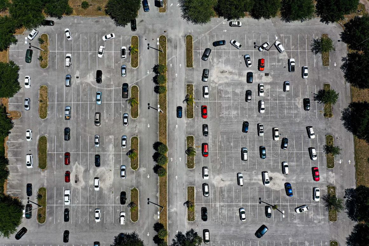 Mỹ: Dòng người xếp hàng chờ ngân hàng thực phẩm phát đồ ăn giữa dịch COVID-19 - 7