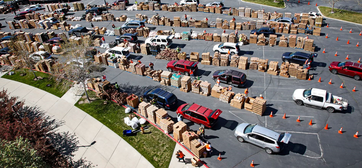 Mỹ: Dòng người xếp hàng chờ ngân hàng thực phẩm phát đồ ăn giữa dịch COVID-19 - 3