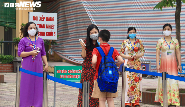 Ngày đầu đi học lại, học sinh đến trường từ 6h sáng xếp hàng đo thân nhiệt - 5