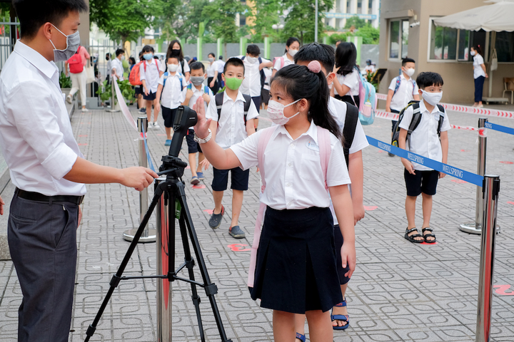 Học sinh được nhận 'lì xì đặc biệt' trong ngày đầu trở lại trường - 1