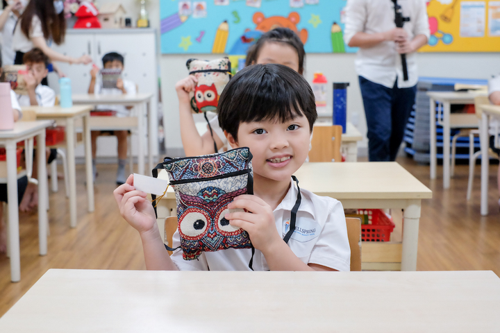 Học sinh được nhận 'lì xì đặc biệt' trong ngày đầu trở lại trường - 4