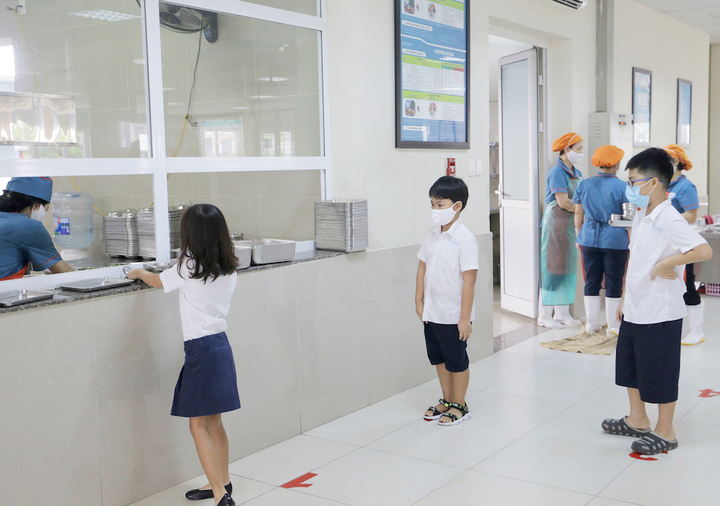 Học sinh được nhận 'lì xì đặc biệt' trong ngày đầu trở lại trường - 7