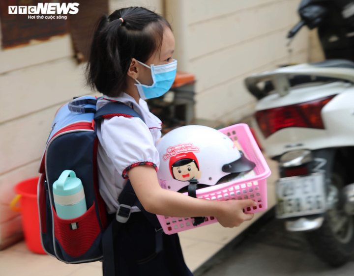 Đi học lại, học sinh khóc nức nở níu tay mẹ không muốn vào lớp - 6