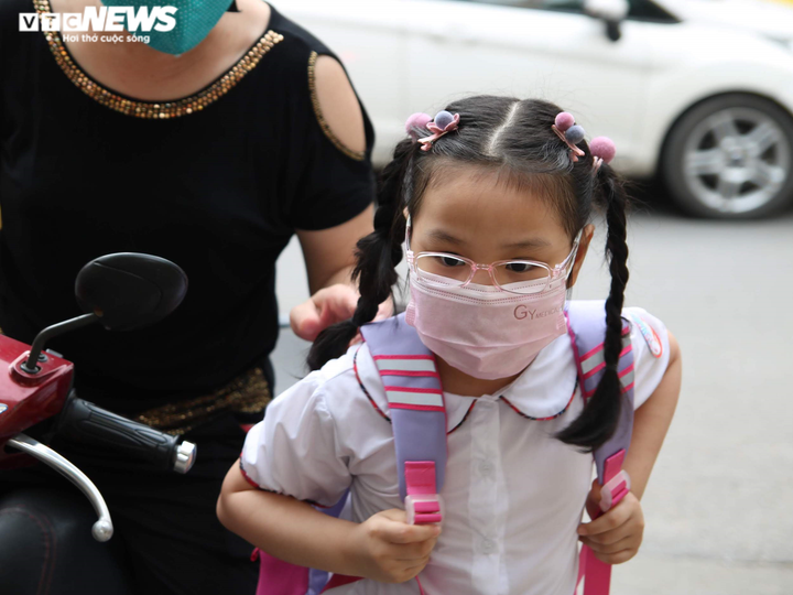 Đi học lại, học sinh khóc nức nở níu tay mẹ không muốn vào lớp - 7