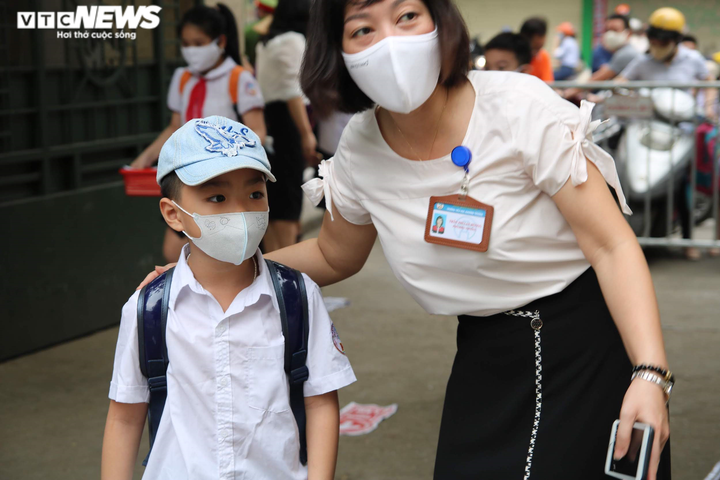 Đi học lại, học sinh khóc nức nở níu tay mẹ không muốn vào lớp - 3