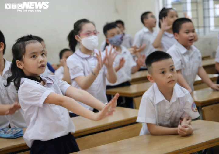 Đi học lại, học sinh khóc nức nở níu tay mẹ không muốn vào lớp - 8