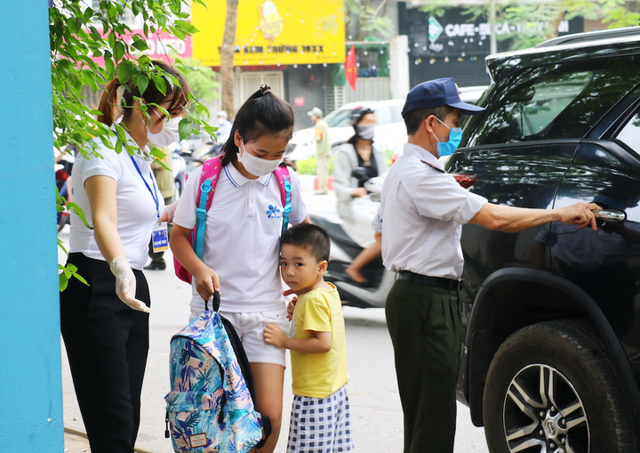 Học sinh tiểu học Hà Nội nô nức trở lại trường sau kỳ nghỉ dài chưa từng có - 2