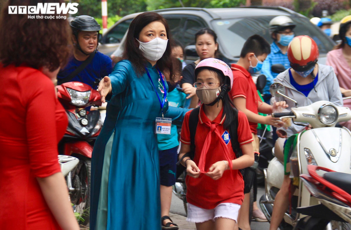 Ngày đầu đi học lại, học sinh đến trường từ 6h sáng xếp hàng đo thân nhiệt - 1