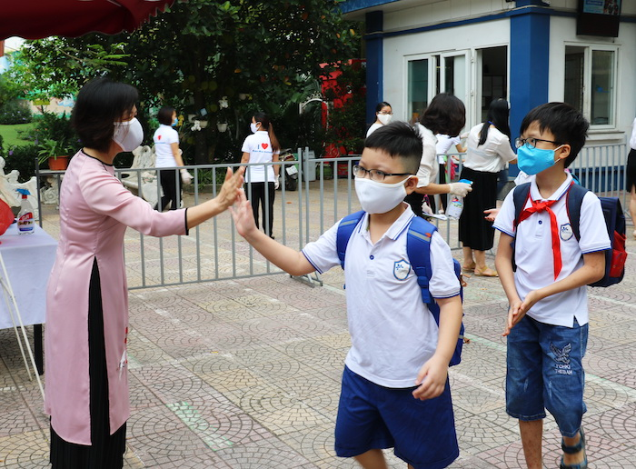 Học sinh tiểu học Hà Nội nô nức trở lại trường sau kỳ nghỉ dài chưa từng có - 1