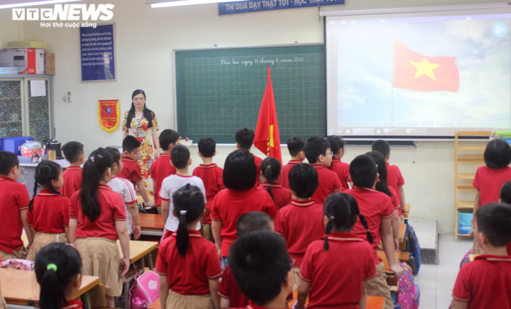 Ngày đầu đi học lại, học sinh đến trường từ 6h sáng xếp hàng đo thân nhiệt - 7