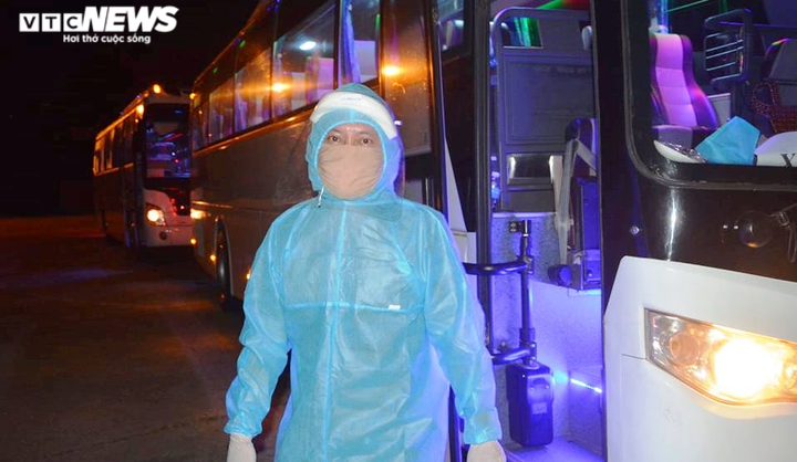 Cận cảnh Đà Nẵng cách ly 272 người trở về từ Malaysia trong đêm - 7