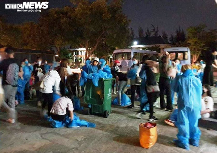 Cận cảnh Đà Nẵng cách ly 272 người trở về từ Malaysia trong đêm - 10