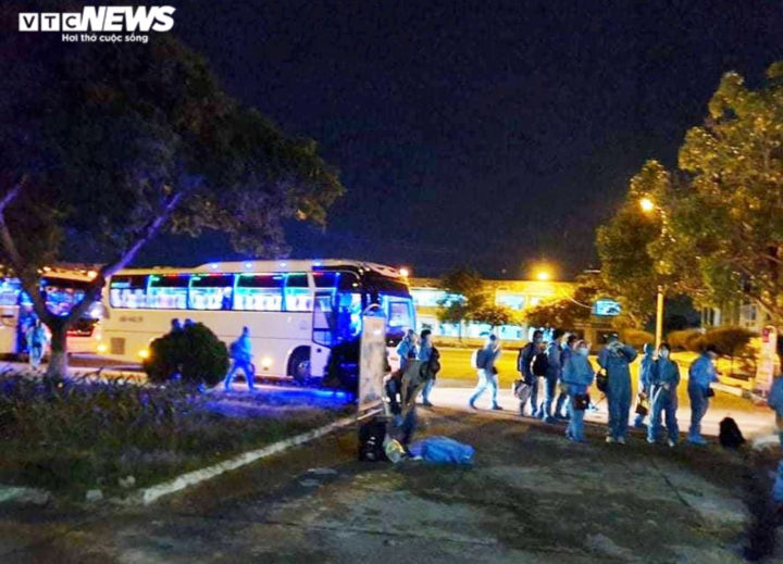 Cận cảnh Đà Nẵng cách ly 272 người trở về từ Malaysia trong đêm - 9