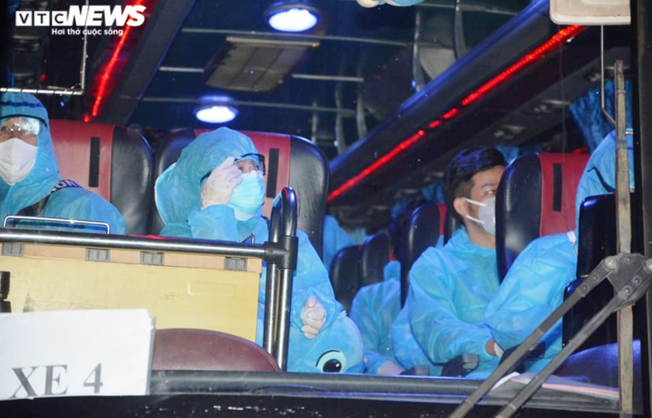 Cận cảnh Đà Nẵng cách ly 272 người trở về từ Malaysia trong đêm - 8