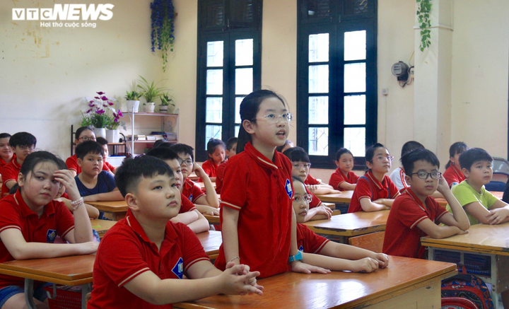 Ngày đầu đi học lại, học sinh đến trường từ 6h sáng xếp hàng đo thân nhiệt - 4