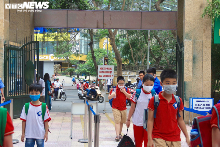 Ngày đầu đi học lại, học sinh đến trường từ 6h sáng xếp hàng đo thân nhiệt - 2