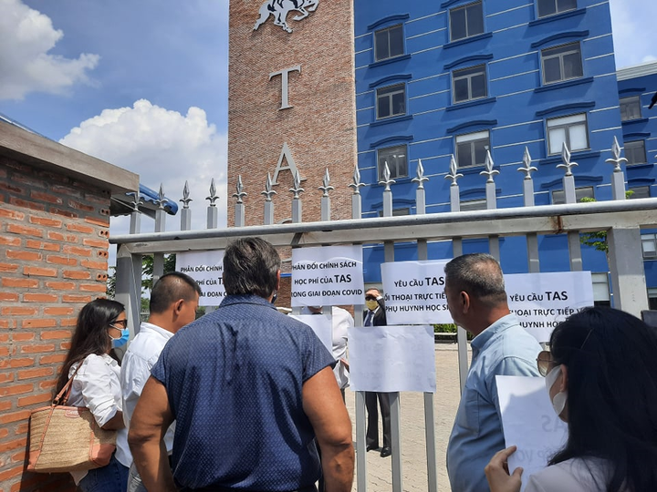 Phụ huynh Trường Quốc tế Mỹ phải đứng ngoài cổng đối thoại với ban giám hiệu - 2