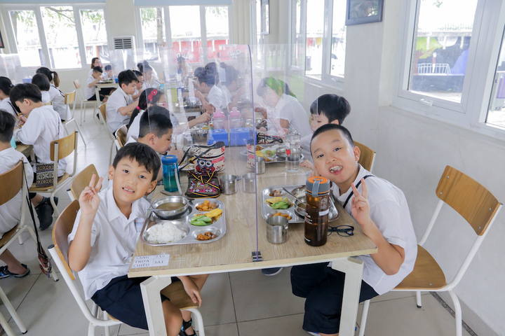 Học sinh được nhận 'lì xì đặc biệt' trong ngày đầu trở lại trường - 8