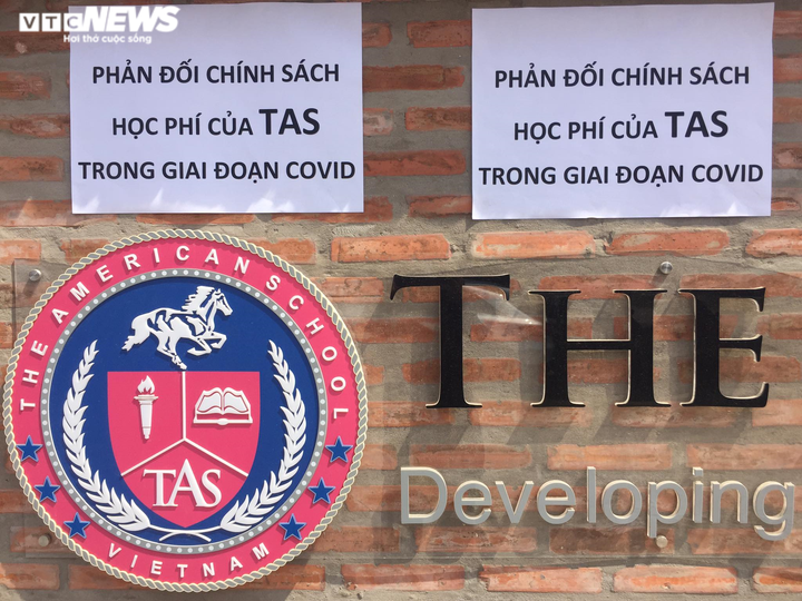 Phụ huynh Trường Quốc tế Mỹ phải đứng ngoài cổng đối thoại với ban giám hiệu - 3